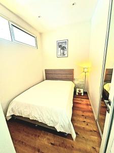 ニースにあるNissaLaBellaの小さなベッドルーム(ベッド1台、鏡付)