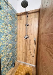 y baño con ducha y pared de madera. en Apartament Forest, en Mysłakowice 37 fotos más