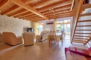 Μια τηλεόραση ή/και κέντρο ψυχαγωγίας στο Maison pour 8 - 5min de la plage - jardin & véranda