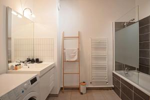 bagno bianco con lavandino e lavatrice di Le Juvignacois- 2 bedrooms and large terrace a Juvignac