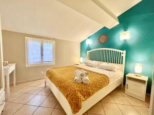 ein Schlafzimmer mit einem Bett mit zwei Handtüchern darauf in der Unterkunft CC OT La Maison de Paule OLD TOWN PROMENADE DES A in Nizza