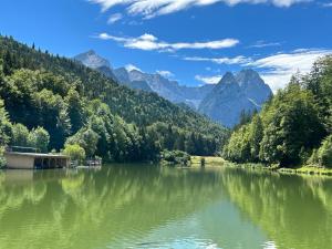 vistas a un lago con montañas en el fondo en Mein Königreich en Garmisch-Partenkirchen
