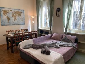 Un dormitorio con una cama morada y una mesa con comedor. en Liberty House - Double apartments, en Chieri