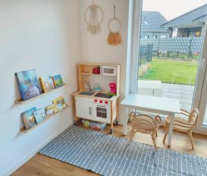 - une cuisine équipée d'une table et d'une cuisinière dans l'établissement Familienurlaub im Haus Seeglück, à Wangerland