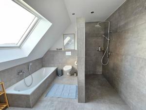 une salle de bain avec douche et baignoire dans l'établissement Familienurlaub im Haus Seeglück, à Wangerland 20 autres photos