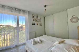 - une chambre avec un lit et une grande fenêtre dans l'établissement The Pleasant - Air conditioning terrace and parking!, à Montpellier