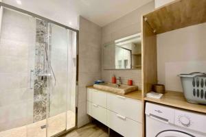 La salle de bains est pourvue d'une douche et d'un lavabo. dans l'établissement The Pleasant - Air conditioning terrace and parking!, à Montpellier