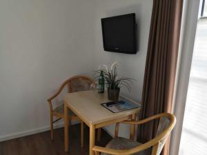 TV a/nebo společenská místnost v ubytování Gaestehaus _ Strandhalle