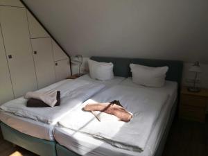 Postel nebo postele na pokoji v ubytování Gaestehaus _ Strandhalle