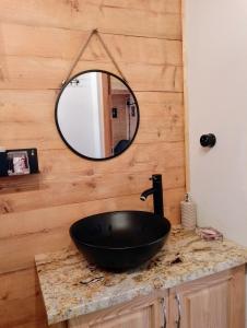 a bathroom with a black sink and a mirror at Siedlisko Sielska Dolina Nad Stawem luksusowy domek całoroczny z klimatyzacją 