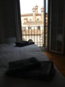 1 Schlafzimmer mit 2 Betten und Blick auf eine Moschee in der Unterkunft Mirador de los Amantes - VUTE-23-019 in Teruel