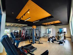 Elite Residence 1 bedroom Westlands with views, gym &pool في نيروبي: صالة ألعاب رياضية مع مجموعة من أجهزةالجري والأجهزة