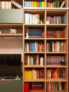 a book shelf filled with lots of books at A casa di Carola. Appartamento in centro dove sentirsi a casa in Molfetta