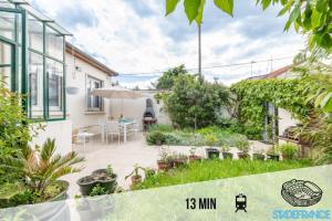 a garden in a home with a patio at La Maisonnette-Wifi Fibre-Netflix-Jardin-BBQ in Le Blanc-Mesnil