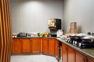 cocina con encimera con ollas y sartenes en SpringHill Suites Richmond Northwest, en Richmond