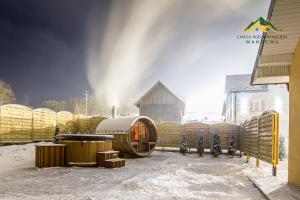 Une bande de tonneaux de foin et une bande de neige dans l'établissement Chata pod wyciągiem, à Wańkowa