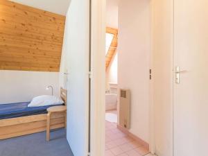 Giường trong phòng chung tại Appartement fonctionnel 2 pièces avec parking, centre Briançon - FR-1-330C-60