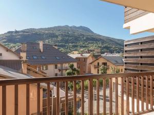 Cảnh núi rừng hoặc tầm nhìn ra núi từ căn hộ