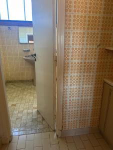 マル・デル・プラタにあるHostel en Punta Mogotes consultar disponibilidadのバスルーム(ドア、シンク付)