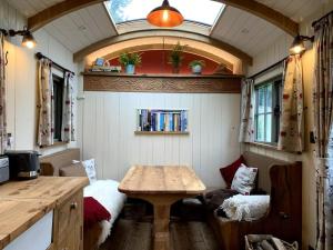 Posezení v ubytování Rushford Shepherd's Hut + 37 fotografií