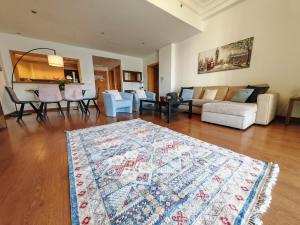 un soggiorno con divano e tappeto di Seaside Serenity Residence Elegant 1BR Escape in Palm Jumeirah by La Buena vida holiday homes a Dubai