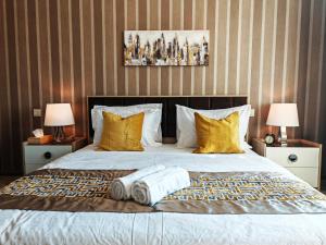 ein Schlafzimmer mit einem großen Bett mit zwei Lampen in der Unterkunft Seaside Serenity Residence Elegant 1BR Escape in Palm Jumeirah by La Buena vida holiday homes in Dubai