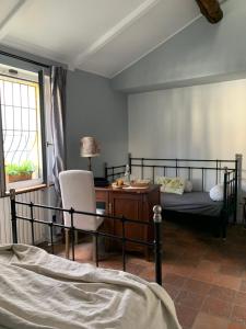 sypialnia z 2 łóżkami, biurkiem i oknem w obiekcie Gioia House w Mediolanie