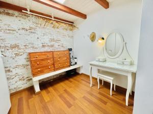 W łazience znajduje się biała umywalka i lustro. w obiekcie Central Cozy Home Ferragudo w mieście Ferragudo