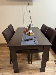 una mesa con un adorno de Navidad encima en Borovets Gardens Studio Raya en Borovets