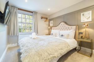 um quarto com uma cama branca e uma janela em The Bridge House Henley em Henley in Arden