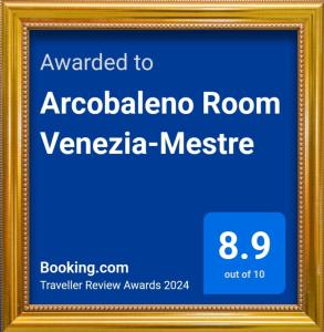 un cartello in una cornice dorata con il testo assegnato alla accoria room versaria di Arcobaleno Rooms Venezia-Mestre a Mestre