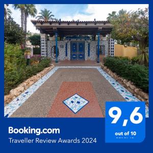 une porte d'entrée d'une maison avec une porte bleue dans l'établissement Large Family House & large terrace Beach and Bars! Traveller Awards 2024, à Torrevieja