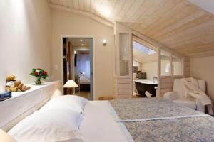 Un pat sau paturi într-o cameră la Le Lodge Kerisper