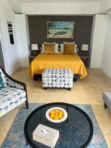إكسبلورا بريستيج في بلو باي: غرفة مع سرير وطاولة مع وعاء من البرتقال