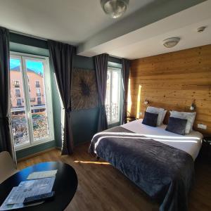 Łóżko lub łóżka w pokoju w obiekcie Le Grand Hotel