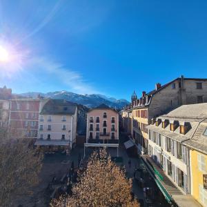 uma vista para uma cidade com montanhas ao fundo em Le Grand Hotel em Barcelonnette