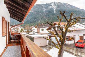 een balkon met uitzicht op een berg bij Ferienwohnung Zugspitze in Farchant