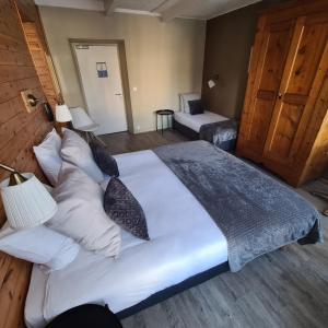 Łóżko lub łóżka w pokoju w obiekcie Le Grand Hotel
