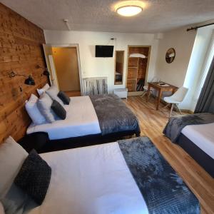 Łóżko lub łóżka w pokoju w obiekcie Le Grand Hotel