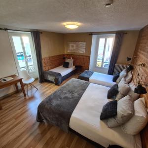 Łóżko lub łóżka w pokoju w obiekcie Le Grand Hotel