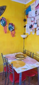 カレタ・デ・フステにあるBahia Sol 144の黄色の壁のダイニングルーム(テーブル、椅子付)