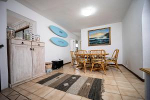 a dining room with a table and chairs at Barracuda Lodge in Paradise Beach