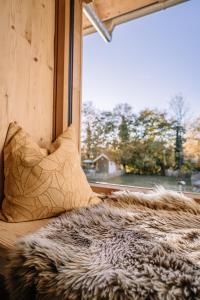 - un lit avec un oreiller à côté d'une fenêtre dans l'établissement Mächlerhof, 