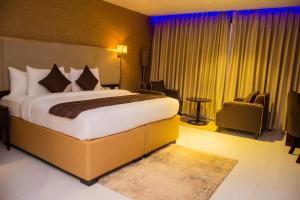 Postel nebo postele na pokoji v ubytování Boulevard Owerri Hotel