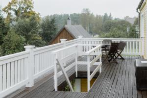 una terraza blanca con mesa y sillas. en Willa Inga en Leisi