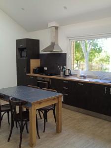 Kuchyňa alebo kuchynka v ubytovaní Gîte cosy en forêt