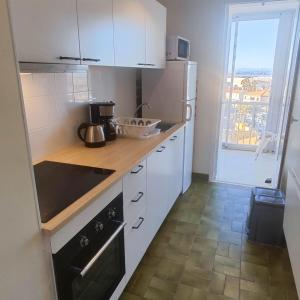 Le Traversant- View and seaside with air conditioning!廚房或簡易廚房