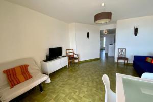 Le Traversant- View and seaside with air conditioning!電視和／或娛樂中心