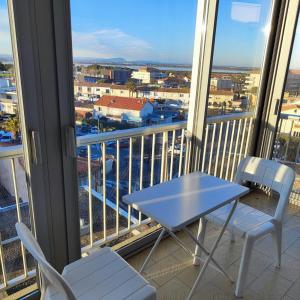 Le Traversant- View and seaside with air conditioning!陽台或露臺