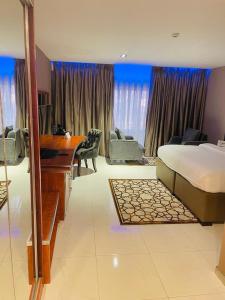 Postel nebo postele na pokoji v ubytování Boulevard Owerri Hotel